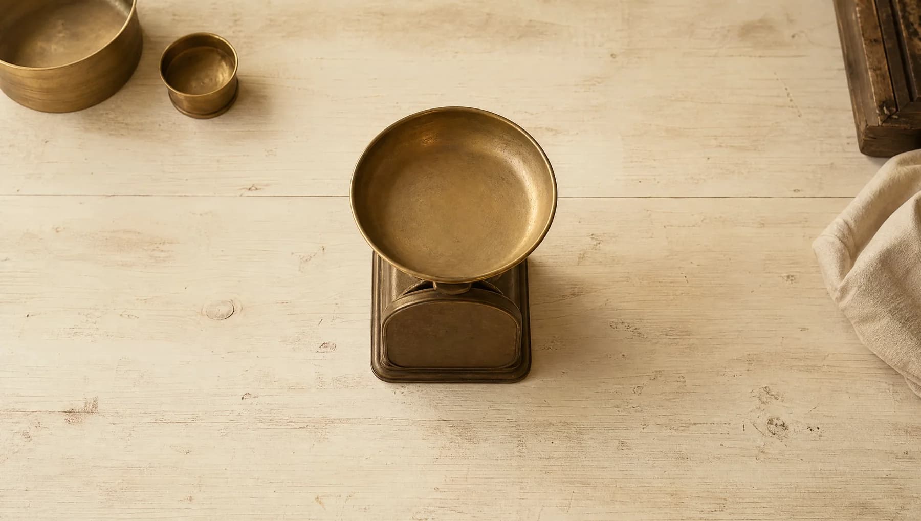 A mechanical kitchen scale with an empty pan